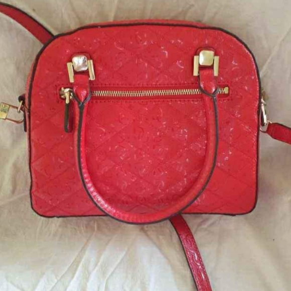 🍒 BRAND NEW GUESS RED PATENT LEATHER CROSS BODY BAG/ PURSE ! 🍒 - Picture 2 of 2
